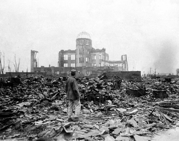 1945년 미국군에 의해 공개된 일본 히로시마 원자 폭탄 투하 당시 모습. AP 연합뉴스
