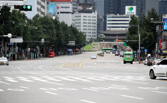 휴가철을 맞은 8일 서울 중구 세종대로가 평소보다 차량 통행량이 줄어 한산한 모습을 보이고 있다. 2020.8.8 연합뉴스