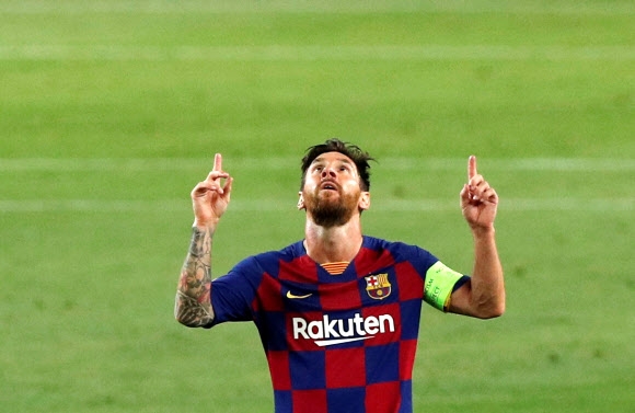 바르셀로나의 공격수 리오넬 메시가 8일(현지시간) 스페인 바르셀로나의 캄노우에서 열린 2019-2020시즌 UEFA 챔피언스리그 16강 2차전 나폴리와의 홈경기에서 골을 넣은 후 기뻐하고 있다. 로이터 연합뉴스