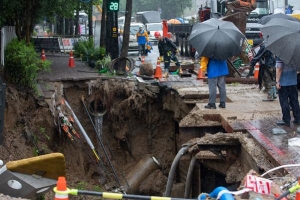 [포토] ‘폭우에 폭삭’ 무너져 내린 도로
