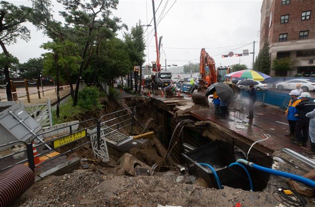 수도권을 중심으로 많은 비가 예보된 9일 오전 서울 강동구 선사사거리 지하철 8호선 공사 현장에서 폭우로 지반 일부가 무너져 관계자들이 복구 작업을 하고 있다. 2020.8.9<br>뉴스1