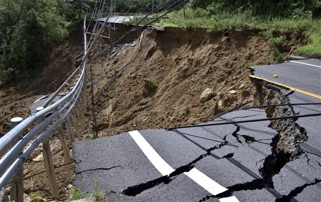 지난 이틀간 300㎜가 넘는 폭우가 쏟아진 9일 전북 장수군 장수읍의 국도 13호선 도로가 유실됐다.2020.8.9 뉴스1