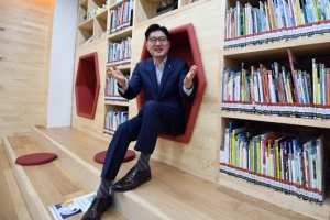 코로나 정책 앞서 이끈 ‘직진남’… “강동 변화 위해 더 달릴 것”