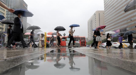 태풍 장미 북상 ‘우산은 필수’
