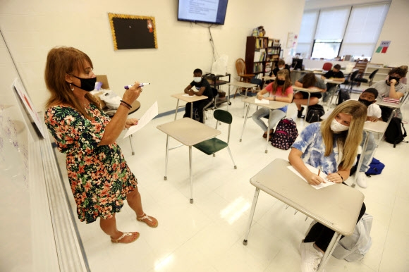 지난 6일(현지시간) 미국 미시시피주의 한 중학교에서 수업을 하는 모습. AP통신