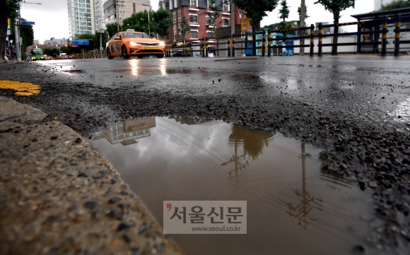 10일 서울 영등포구 신길동의 한 도로에 전날 내린 폭우로 포트홀이 형성돼 있다. 2020.8.10  박지환 기자 popocar@seoul.co.kr