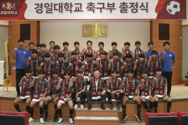 축구부 출정식에서 정현태 총장이 선수단과 함께 파이팅을 외치며 기념 촬영하고 있다