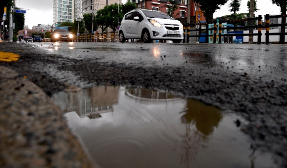 폭우에 도로도 움푹 ‘포트홀’