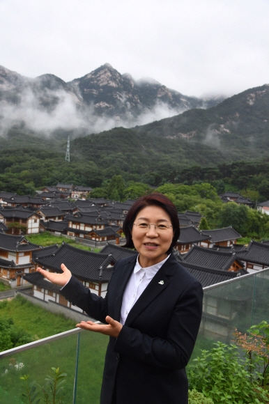 김미경 은평구청장이 지난달 29일 구름이 걸쳐진 북한산과 진관동 한옥마을을 배경으로 은평구가 지닌 천혜의 자연환경과 문화 콘텐츠를 소개하고 있다. 이종원 선임기자 jongwon@seoul.co.kr