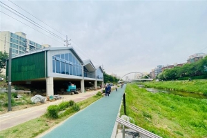 “어르신들, 다리 밑 말고 불광천 쉼터로 오세요 ”