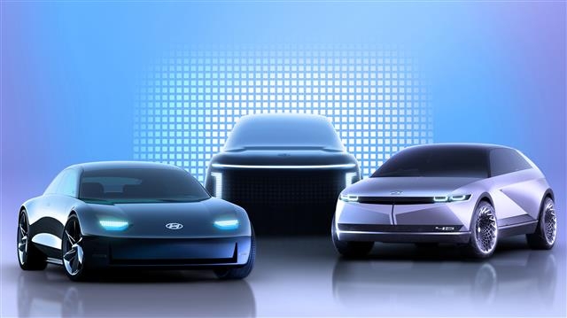 현대자동차가 앞으로 출시할 전기차 브랜드 ‘아이오닉’의 모델 3종 이미지. 왼쪽부터 중형 세단 ‘아이오닉 6’(2022년 출시), 대형 SUV ‘아이오닉 7’(2024년 출시), 준중형 CUV ‘아이오닉 5’(2021년 초 출시).  현대자동차 제공