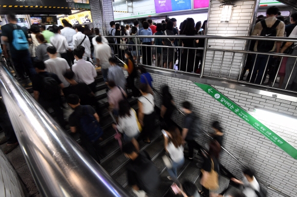 전국 대부분 지역에서 집중호우가 이어지면서 교통 대란이 우려되는 가운데 11일 서울 구로구 신도림역에서 시민들이 지하철을 이용해 출근하고 있다. 2020. 8. 11 박윤슬 기자 seul@seoul.co.kr