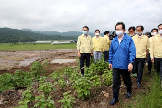정세균 총리, 한탄강 제방 붕괴 현장 방문 정세균 국무총리가 11일 오후 한탄천의 범람으로 마을 전체가 완전히 물에 잠기는 피해를 입은 강원 철원군 동송읍 이길리 마을을 방문해 한탄강 제방 붕괴 현장을 살피고 있다. 2020.8.11 연합뉴스