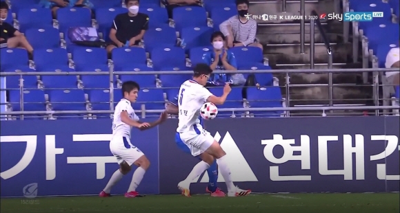 지난 8일 프로축구 K리그1 울산 현대와 수원 삼성의 경기에서 수원의 조성진이 자기 진영 페널티 박스 안에서 수비를 하다 팔에 공이 맞고 있는 모습. 스카이스포츠 중계 화면 캡처