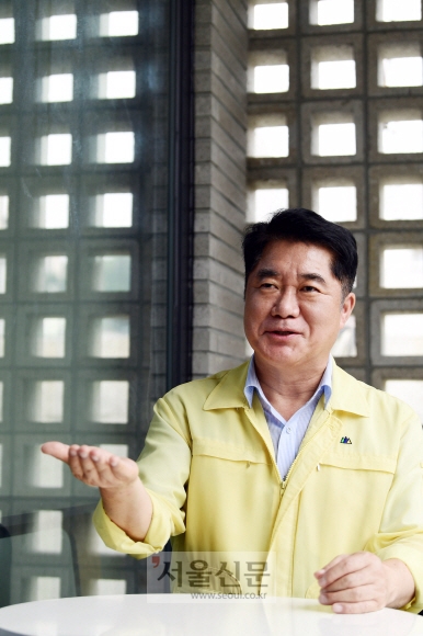 박준희 서울 관악구청장이 지난 4일 낙성벤처밸리 시설 중 하나인 낙성벤처창업센터에서 스타트업과 벤처기업들이 일하기 좋은 관악구를 만들기 위한 노력에 대해 이야기하고 있다. 박윤슬 기자 seul@seoul.co.kr