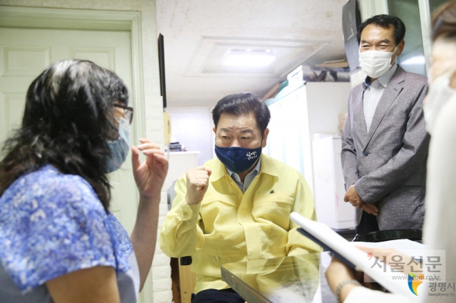 박승원(가운데) 광명시장이 광명7동 복지대상자 가정을 방문해 애로사항을 듣고 있다. 광명시 제공