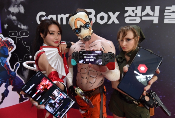 12일 오전 서울 광화문 KT스퀘어에서 게임 캐릭터 복장을 한 모델들이 ‘게임박스’를 선보이고 있다. KT는 구독형 스트리밍 게임서비스 ‘게임박스’를 정식 출시한다. 2020.8.12 도준석 기자 pado@seoul.co.kr