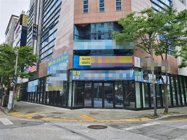 12일 전북 전주시 완산구 효자동거리가 임시휴업이나 폐업에 들어간 상점이 늘면서 한산한 모습을 보이고 있다.  전주 임송학 기자 shlim@seoul.co.kr