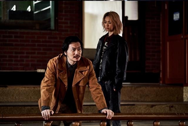 한국영화감독조합, MBC, 웨이브, 수필름이 공동 제작한 옴니버스 드라마 ‘SF8’이 14일부터 순차적으로 방송된다. 사진은 인공지능 운세를 믿는 인간을 다룬 ‘만신’. 웨이브·MBC 제공