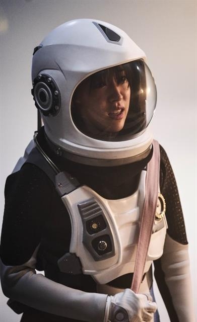 한국영화감독조합, MBC, 웨이브, 수필름이 공동 제작한 옴니버스 드라마 ‘SF8’이 14일부터 순차적으로 방송된다. 사진은 미세먼지 속 계급사회를 그린 ‘우주인 조안’. 웨이브·MBC 제공