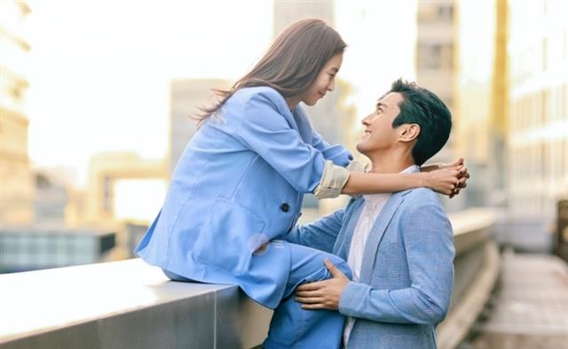 한국영화감독조합, MBC, 웨이브, 수필름이 공동 제작한 옴니버스 드라마 ‘SF8’이 14일부터 순차적으로 방송된다. 사진은 증강현실 속 연애 이야기인 ‘증강 콩깍지’. 웨이브·MBC 제공