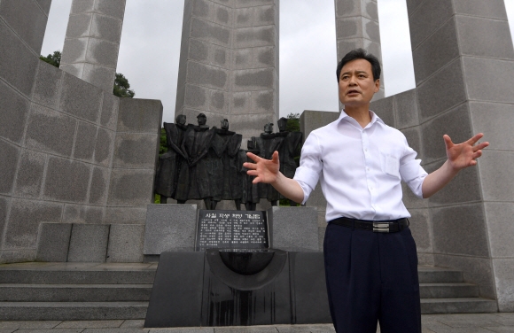 박겸수 강북구청장이 지난 10일 서울신문과의 인터뷰에 앞서 서울 강북구 국립4·19민주묘지 내 4·19기념탑에서 4·19혁명의 의미에 대해 설명하고 있다. 박지환 기자 popocar@seoul.co.kr
