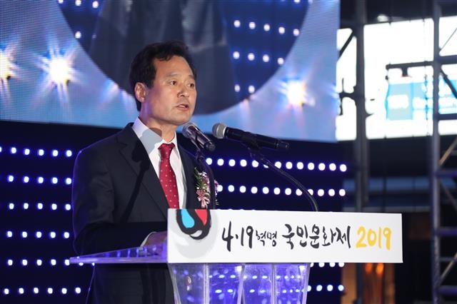 박겸수 강북구청장이 지난해 4월 18일 서울 강북구청 사거리에서 열린 4·19혁명 국민문화제 2019 전야제에서 인사말을 하고 있다. 강북구 제공