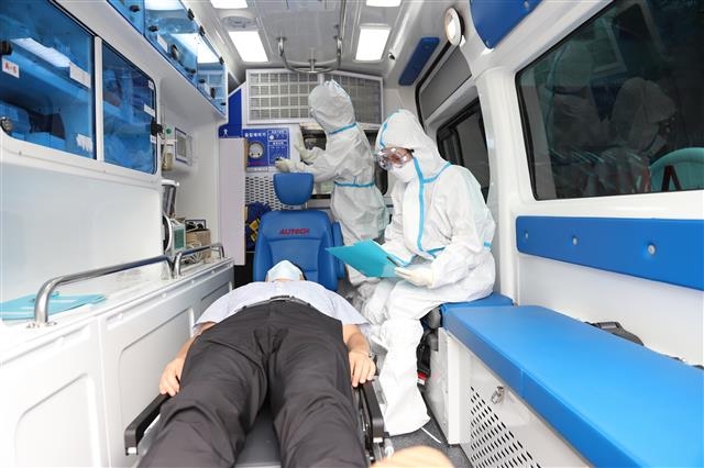 강북구보건소 의료진이 음압 특수구급차에서 코로나19 확진자를 이송하기 위해 음압기를 사용하고 있다. 강북구 제공