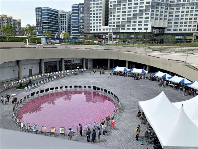 서울 강서구 마곡광장에서 열린 전시회. 강서구는 마곡광장에서 다양한 공연과 행사를 열기 위해 서울주택도시공(SH공사)와 협약을 맺었다. 강서구 제공