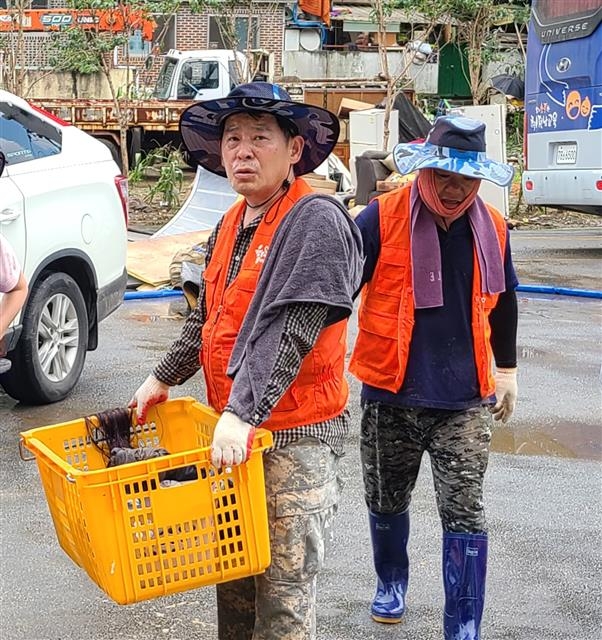 장복식(왼쪽·57·순천시 연향동)씨