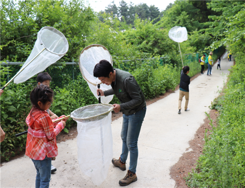국립백두대간수목원이 초등학생 가족을 대상으로 운영하는 ‘백두대간 생생탐사대’ 참가자들이 체험활동을 하고 있다. 국립백두대간수목원 제공