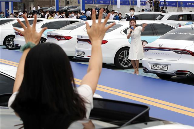 트롯스타 송가인이 13일 오전 서울 성동구 비트플렉스 야외주차장에서 열린 SK텔레콤의 ‘갤럭시 노트20 5G 드라이브스루’ 행사에서 축하공연을 하고 있다.2020.8.13<br>뉴스1