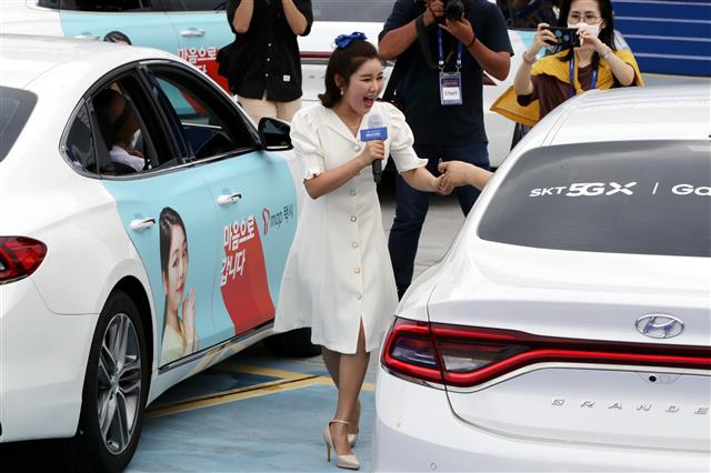 트롯스타 송가인이 13일 오전 서울 성동구 비트플렉스 야외주차장에서 열린 SK텔레콤의 ‘갤럭시 노트20 5G 드라이브스루’ 행사에서 축하공연을 하고 있다.2020.8.13<br>뉴스1