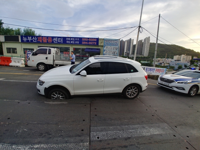 지난 12일 오후 부산 사하구의 한 도로에서 땅꺼짐 현상으로 차량 1대가 포트홀에 빠지는 사고가 발생했다.<부산경찰청 제공> 