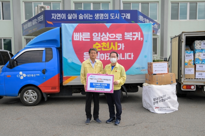 허석(오른쪽) 순천시장이 김순호 구례군수에게 폭우 피해 주민들을 위해 써달라며 침구세트 100채를 전달했다. 순천시청 직원들이 자발적으로 모은 성금 1300만원으로 마련했다.