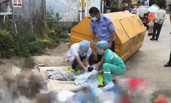 쓰레기장에서 발견된 갓난 아기. 중국 봉황망