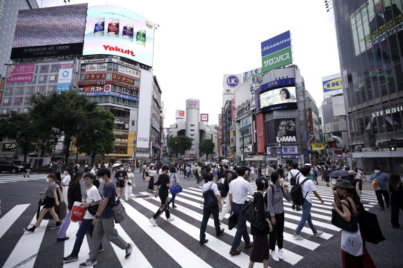 일본 도쿄에서 12~13일 이틀 연속 코로나19 신규 확진자가 200명대로 발생한 가운데 번화가 시부야가 마스크를 쓴 시민들로 붐비고 있다. 2020.8.13  AP 연합뉴스