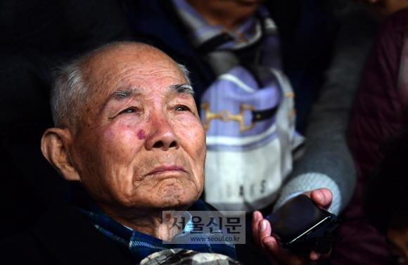 일제강점기 강제징용 피해자인 이춘식 할아버지가 2018년 10월 30일 서울 서초구 대법원 앞에서 눈물을 흘리고 있는 모습. 정연호 기자 tpgod@seoul.co.kr