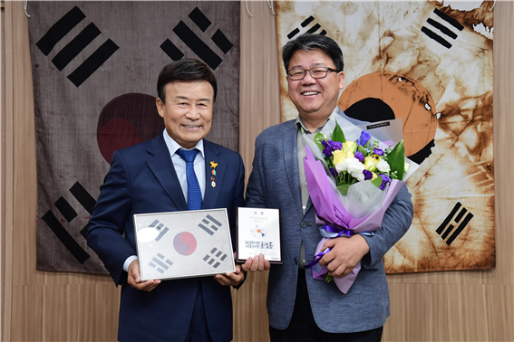 지난 7일 홍성룡 서울시의회 의원(더불어민주당·송파3)이 친일잔재 청산 관련 왕성한 입법활동을 펼쳐온 공로를 인정받아 광복회(회장 김원웅)로부터 ‘역사정의 실천 정치인’ 선정패를 수상했다.