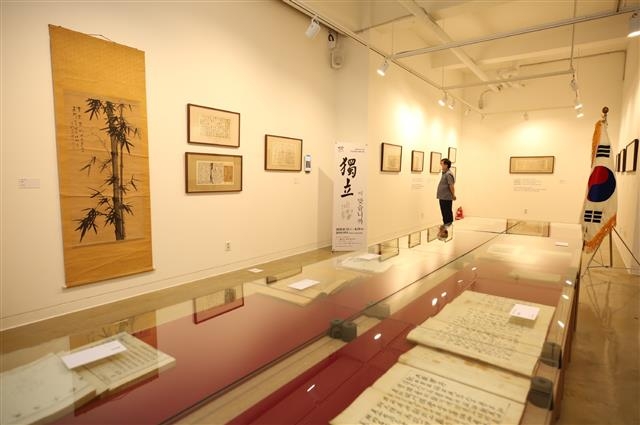 구로구 구로구민회관 갤러리 구루지에서 열리고 있는 특별전 ‘독립이 맞습니까?’. 이번 전시회에선 독립운동가 박열과 이상설, 양기탁 선생 등의 친필과 유묵, 독립운동 관련 자료를 만날 수 있다. 구로구 제공