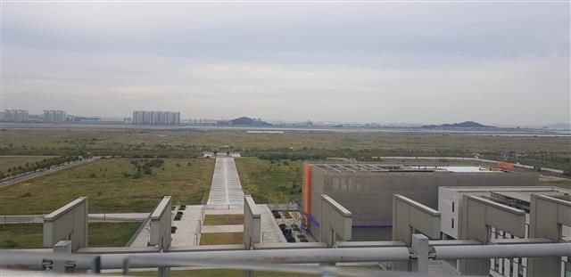 인천시와 연세대가 2006년 연수구 송도국제도시에 짓기로 한 세브란스병원 부지가 연세대가 건립을 계속 미뤄 아직도 빈터로 남아 있다.  인천시의회 제공