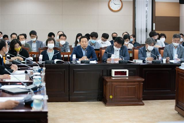 오른쪽 사진은 지난 5일 인천시의회 산업경제위원회 주최로 열린 ‘송도세브란스병원 주요쟁점과 해결방안 토론회’. 인천시의회 제공