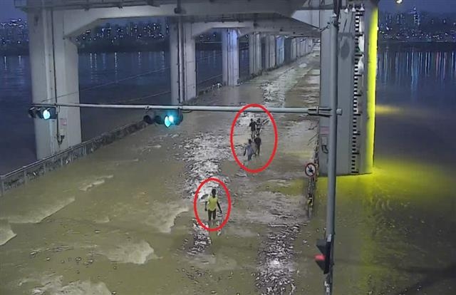 지난 4일 서울 서초구 잠수교에서 학생 5명이 불어난 강물에 고립돼 있다. 서초구 제공