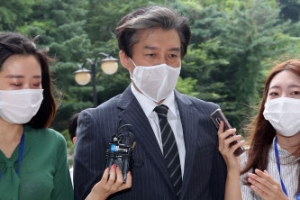 “조국 위조 범행” 檢주장에 조국 “단호히 부인”…현직 변호사 “조국 딸 행사서 봤다”