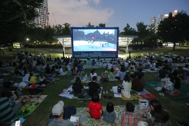 지난해 8월 개최됐던 서울 성동구의 ‘서울숲 힐링영화제’ 모습. 성동구 제공