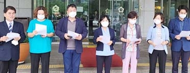 민주앙 안양시의회 8명은 14일 시의회 앞에서 기자회견을 열과 사전모의 담합에 의한 의장선거에 대해 공힉 과하고 정맹숙 의장의 사퇴를 촉구하고 있다.