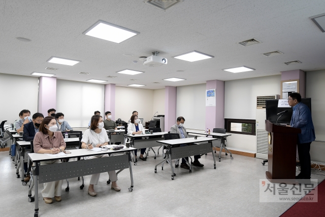 김포시의회 의원연구단체 ‘푸드플랜 연구회’가 13일 의회 브리핑룸에서 연구 역량강화를 위한 교육을 진행했다. 김포시의회 제공 