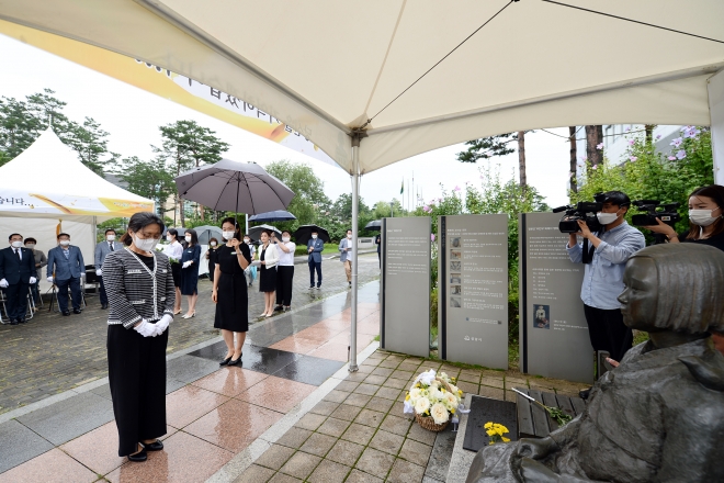 은수미 시장이 14일 오전 성남시청 광장 평화의 소녀상 앞에서 열린 일본군 위안부 피해자 기림의 날 추모식에서 헌화와 묵념을 하고 있다. 성남시 제공