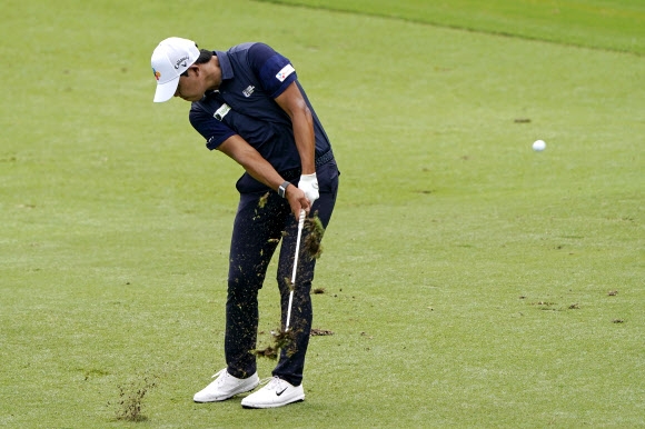 김시우가 15일 미국프로골프(PGA) 투어 윈덤챔피언십 2라운드 9번홀에서 아이언샷을 하고 있다. [AP 연합뉴스]