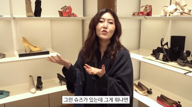 유튜브 채널 ‘슈스스 TV’에서 스타일리스트 한혜연이 제품을 소개하는 장면 캡처.